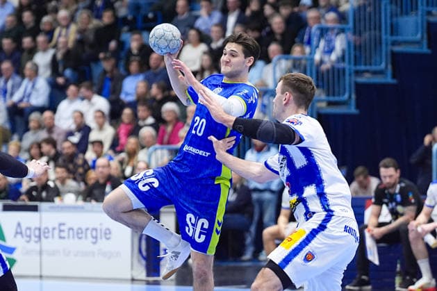 19 02 2026, xydrx, Handball, 1 HBL, VfL Gummersbach ThSV Eisenach, Schwalbe Arena Ludvig Hallbaeck VfL Gummersbach 20 in duel against Max Beneke ThSV Eisenach 9 Photo xYannisxDreimannxPressefotoKochx Nordrhein Westfahlen Germany