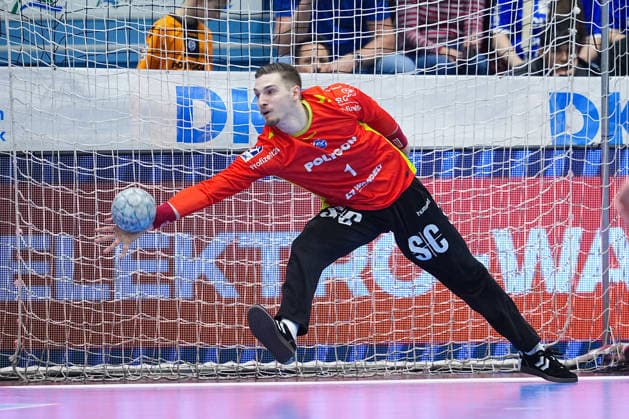 19 02 2026, xydrx, Handball, 1 HBL, VfL Gummersbach ThSV Eisenach, Schwalbe Arena Dominik Kuzmanovic VfL Gummersbach 1 parries a throw Photo xYannisxDreimannxPressefotoKochx Nordrhein Westfahlen Germany