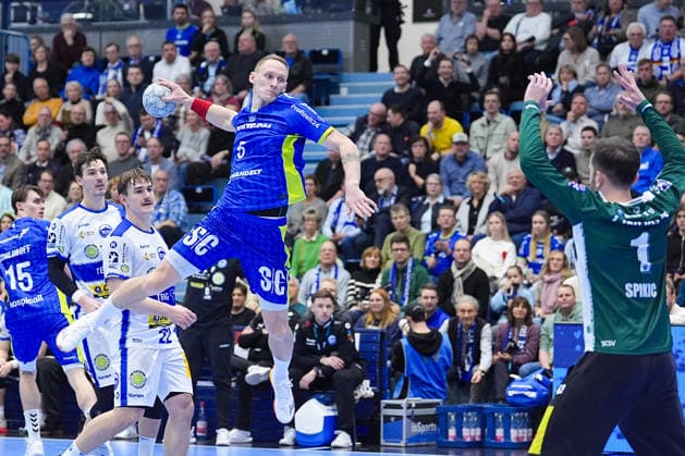 19 02 2026, xydrx, Handball, 1 HBL, VfL Gummersbach ThSV Eisenach, Schwalbe Arena Tilen Kodrin VfL Gummersbach 5 throwing at the goal of Matija Spikic ThSV Eisenach 1 Photo xYannisxDreimannxPressefotoKochx Nordrhein Westfahlen Germany