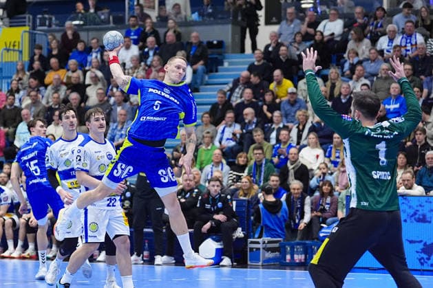 19 02 2026, xydrx, Handball, 1 HBL, VfL Gummersbach ThSV Eisenach, Schwalbe Arena Tilen Kodrin VfL Gummersbach 5 throwing at the goal of Matija Spikic ThSV Eisenach 1 Photo xYannisxDreimannxPressefotoKochx Nordrhein Westfahlen Germany