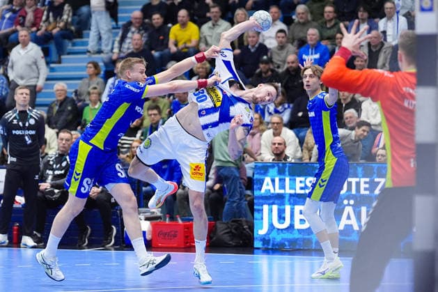 19 02 2026, xydrx, Handball, 1 HBL, VfL Gummersbach ThSV Eisenach, Schwalbe Arena Ellidi Vidarsson VfL Gummersbach 4 7z Dominik Solak ThSV Eisenach 30 Photo xYannisxDreimannxPressefotoKochx Nordrhein Westfahlen Germany