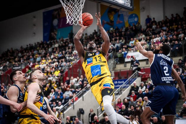 Yorman Polas Bartolo MHP RIESEN Ludwigsburg, 13 moves to the basket, right Andrew Harrison Syntainics MBC, 02 , left u Jonas Wohlfarth Bottermann MHP RIESEN Ludwigsburg, 18 , Jure Planinic Syntainics MBC, 44 GER, MHP Riesen Ludwigsburg vs Syntainics MBC, Basketball Bundesliga, easycredit BBL, 21 Matchday, Season 2025 2026, 19 02 2026 GER, MHP Riesen Ludwigsburg vs Syntainics MBC, Basketball Bundesliga, easycredit BBL, 21 Matchday, Season 2025 2026, 19 02 2026 Ludwigsburg Copyright: xSandyxDinkelackerx EP_SDR