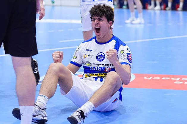 19 02 2026, xydrx, Handball, 1 HBL, VfL Gummersbach ThSV Eisenach, Schwalbe Arena Gian Attenhofer ThSV Eisenach 11 cheering, Photo xYannisxDreimannxPressefotoKochx Nordrhein Westfahlen Germany