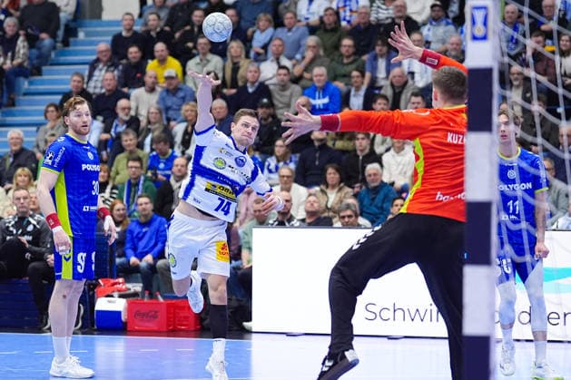 19 02 2026, xydrx, Handball, 1 HBL, VfL Gummersbach ThSV Eisenach, Schwalbe Arena Vincent Buechner ThSV Eisenach 74 throwing at the goal of Dominik Kuzmanovic VfL Gummersbach 1 Photo xYannisxDreimannxPressefotoKochx Nordrhein Westfahlen Germany