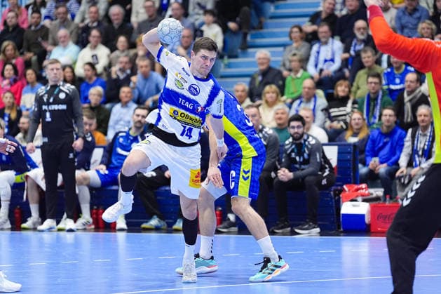 19 02 2026, xydrx, Handball, 1 HBL, VfL Gummersbach ThSV Eisenach, Schwalbe Arena Vincent Buechner ThSV Eisenach 74 in a duel against Tom Kiesler VfL Gummersbach 30 Photo xYannisxDreimannxPressefotoKochx Nordrhein Westfahlen Germany