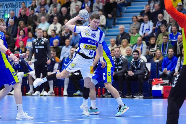19 02 2026, xydrx, Handball, 1 HBL, VfL Gummersbach ThSV Eisenach, Schwalbe Arena Vincent Buechner ThSV Eisenach 74 in a duel against Tom Kiesler VfL Gummersbach 30 Photo xYannisxDreimannxPressefotoKochx Nordrhein Westfahlen Germany