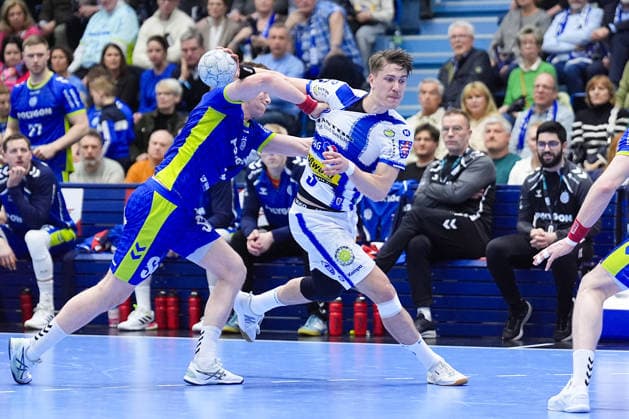 19 02 2026, xydrx, Handball, 1 HBL, VfL Gummersbach ThSV Eisenach, Schwalbe Arena Ellidi Vidarsson VfL Gummersbach 4 in duel against Oskar Joelsson ThSV Eisenach 3 Photo xYannisxDreimannxPressefotoKochx Nordrhein Westfahlen Germany