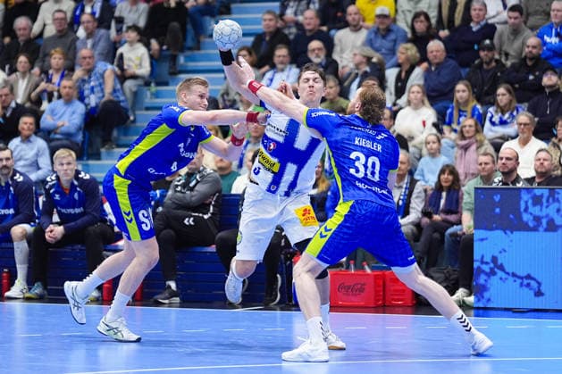 19 02 2026, xydrx, Handball, 1 HBL, VfL Gummersbach ThSV Eisenach, Schwalbe Arena Ellidi Vidarsson VfL Gummersbach 4 and Tom Kiesler VfL Gummersbach 30 in a duel against Oskar Joelsson ThSV Eisenach 3 Photo xYannisxDreimannxPressefotoKochx Nordrhein Westfahlen Germany