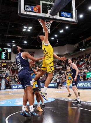19 02 2026, Germany, Ludwigsbsburg Basketball MHP Riesen Ludwigsburg vs SYNTAINICS MBC, f l RJ Gunn SYNTAINICS MBC , Brandon Tischler MHP RIESEN Ludwigsburg