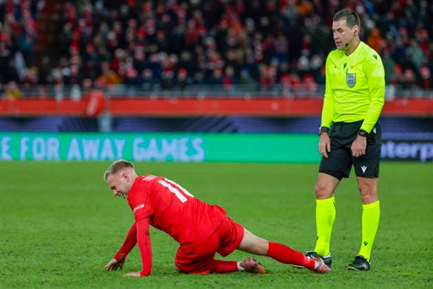 UEFA Europa League SK Brann Bologna Bergen 20260219 Branns Jon Thorsteinsson and referee Rade Obrenovic in the UEFA Europa League match between SK Brann and Bologna at Brann stadium Photo Paul S Amundsen NTB Bergen Norway EDITORIAL USE ONLY RESTRICTED USE FOR BETTING COMPANIES  Copyright: xPaulxS.xAmundsenx xNTBx