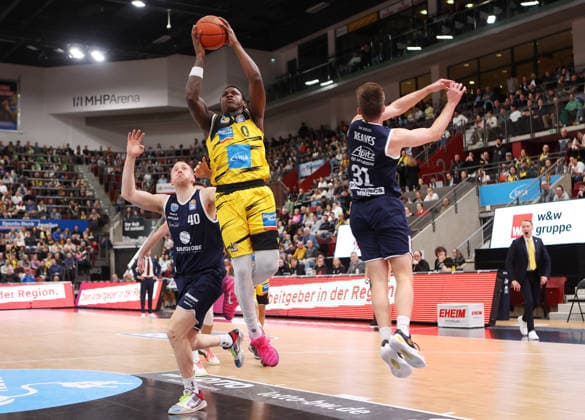 19 02 2026, Germany, Ludwigsbsburg Basketball MHP Riesen Ludwigsburg vs SYNTAINICS MBC, f l Collin Welp SYNTAINICS MBC , Babacar Sane MHP RIESEN Ludwigsburg , Spencer Reaves SYNTAINICS MBC