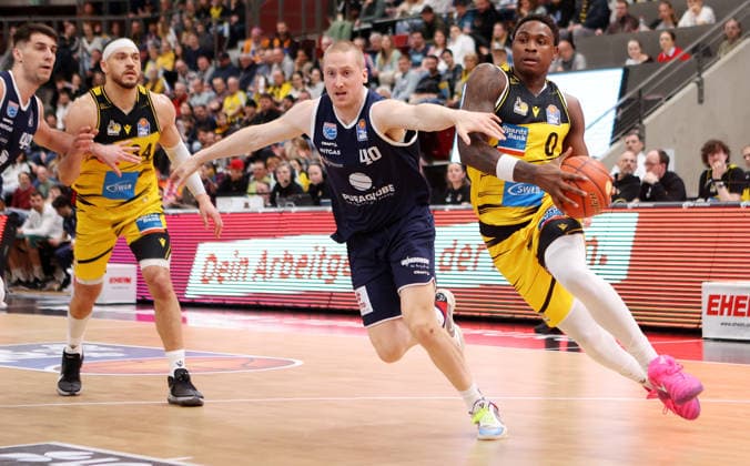19 02 2026, Germany, Ludwigsbsburg Basketball MHP Riesen Ludwigsburg vs SYNTAINICS MBC, front from l Collin Welp Syntainics MBC , Babacar Sane MHP RIESEN Ludwigsburg