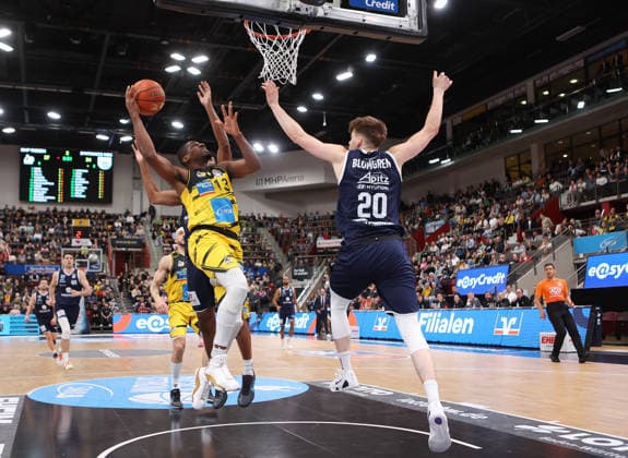 19 02 2026, Germany, Ludwigsbsburg Basketball MHP Riesen Ludwigsburg vs SYNTAINICS MBC, f l Yorman Polas Bartolo MHP RIESEN Ludwigsburg , Perttu Blomgren SYNTAINICS MBC