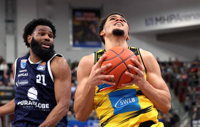 19 02 2026, Germany, Ludwigsbsburg Basketball MHP Riesen Ludwigsburg vs SYNTAINICS MBC, f l RJ Gunn SYNTAINICS MBC , Brandon Tischler MHP RIESEN Ludwigsburg