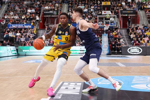 19 02 2026, Germany, Ludwigsbsburg Basketball MHP Riesen Ludwigsburg vs SYNTAINICS MBC, v l Babacar Sane MHP RIESEN Ludwigsburg , Jure Planinic SYNTAINICS MBC