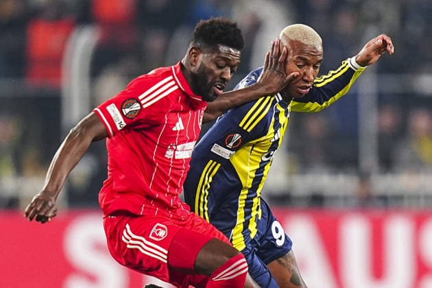 Fenerbahce v Nottingham Forest - UEFA Europa League ISTANBUL, TURKIYE - FEBRUARY 19: Anderson Talisca (R) of Fenerbahce in action against Ibrahim Sangare (L) of Nottingham Forest during first leg of the UEFA Europa League round of 16 play-off between Fenerbahce and Nottingham Forest at Chobani Stadium on February 19, 2026, in Istanbul, Turkiye. Agit Erdi Ulukaya Anadolu Istanbul Turkey. Editorial use only. Please get in touch for any other usage.  Copyright: x2026xAnadoluxAgitxErdixUlukayax