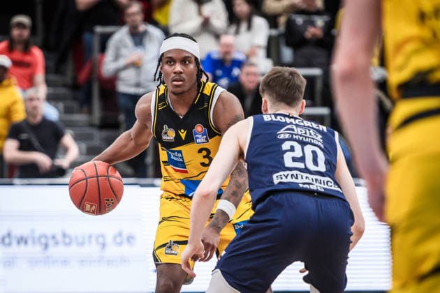 Stefan Smith MHP RIESEN Ludwigsburg, 03 vs Perttu Blomgren Syntainics MBC, 20 GER, MHP Riesen Ludwigsburg vs Syntainics MBC, Basketball Bundesliga, easycredit BBL, 21 Matchday, Season 2025 2026, 19 02 2026 GER, MHP Riesen Ludwigsburg vs Syntainics MBC, Basketball Bundesliga, easycredit BBL, 21 Matchday, Season 2025 2026, 19 02 2026 Ludwigsburg Copyright: xSandyxDinkelackerx EP_SDR