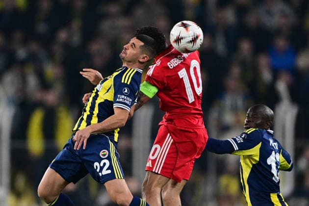 Fenerbahce v Nottingham Forest - UEFA Europa League ISTANBUL, TURKIYE - FEBRUARY 19: Fenerbahce’s Levent Mercan (22) and Nottingham Forest’s Morgan Gibbs-White (10) compete during first leg of the UEFA Europa League round of 16 play-off match between Fenerbahce and Nottingham Forest at Chobani Stadium on February 19, 2026, in Istanbul, Turkiye. Serhat Cagdas Anadolu Istanbul Turkey. Editorial use only. Please get in touch for any other usage.  Copyright: x2026xAnadoluxSerhatxCagdasx