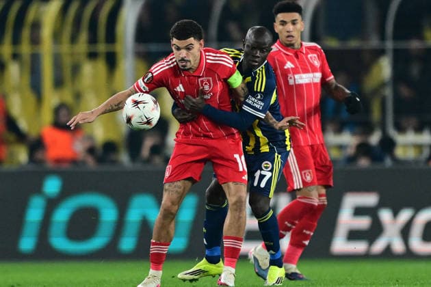 Fenerbahce v Nottingham Forest - UEFA Europa League ISTANBUL, TURKIYE - FEBRUARY 19: Fenerbahce’s N Golo Kante (17) and Nottingham Forest’s Morgan Gibbs-White (10) compete during first leg of the UEFA Europa League round of 16 play-off match between Fenerbahce and Nottingham Forest at Chobani Stadium on February 19, 2026, in Istanbul, Turkiye. Serhat Cagdas Anadolu Istanbul Turkey. Editorial use only. Please get in touch for any other usage.  Copyright: x2026xAnadoluxSerhatxCagdasx