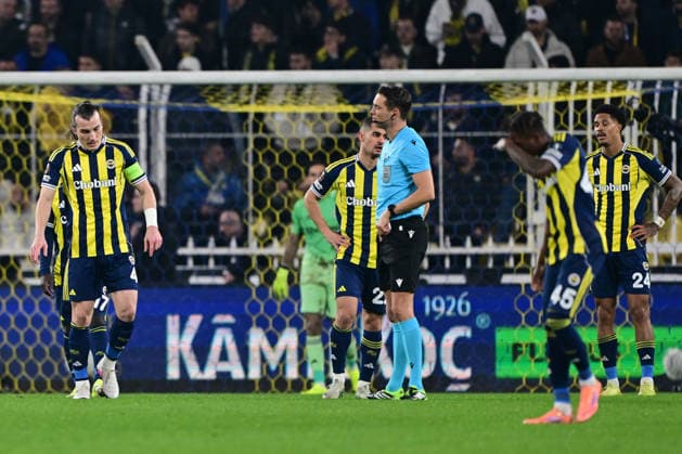 Fenerbahçe - Nottingham Forest ISTANBUL, TURKIYE - FEBRUARY 19: Fenerbahce players react after conceding a goal during first leg of the UEFA Europa League round of 16 play-off between Fenerbahce and Nottingham Forest at Chobani Stadium on February 19, 2026, in Istanbul, Turkiye. Serhat Cagdas Anadolu Istanbul Turkey. Editorial use only. Please get in touch for any other usage.  Copyright: x2026xAnadoluxSerhatxCagdasx