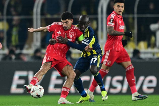 Fenerbahce v Nottingham Forest - UEFA Europa League ISTANBUL, TURKIYE - FEBRUARY 19: Fenerbahce’s N Golo Kante (17) and Nottingham Forest’s Morgan Gibbs-White (10) compete during first leg of the UEFA Europa League round of 16 play-off match between Fenerbahce and Nottingham Forest at Chobani Stadium on February 19, 2026, in Istanbul, Turkiye. Serhat Cagdas Anadolu Istanbul Turkey. Editorial use only. Please get in touch for any other usage.  Copyright: x2026xAnadoluxSerhatxCagdasx