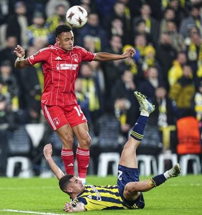 Fenerbahce v Nottingham Forest - UEFA Europa League ISTANBUL, TURKIYE - FEBRUARY 19: Dan Ndoye (14) of Nottingham Forest in action against Levent Mercan of Fenerbahce during first leg of the UEFA Europa League round of 16 play-off football match between Fenerbahce and Nottingham Forest at Chobani Stadium in Istanbul, Turkiye on February 19, 2026. Agit Erdi Ulukaya Anadolu Istanbul Turkey. Editorial use only. Please get in touch for any other usage.  Copyright: x2026xAnadoluxAgitxErdixUlukayax