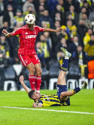 Fenerbahce v Nottingham Forest - UEFA Europa League ISTANBUL, TURKIYE - FEBRUARY 19: Dan Ndoye (14) of Nottingham Forest in action against Levent Mercan of Fenerbahce during first leg of the UEFA Europa League round of 16 play-off football match between Fenerbahce and Nottingham Forest at Chobani Stadium in Istanbul, Turkiye on February 19, 2026. Agit Erdi Ulukaya Anadolu Istanbul Turkey. Editorial use only. Please get in touch for any other usage.  Copyright: x2026xAnadoluxAgitxErdixUlukayax