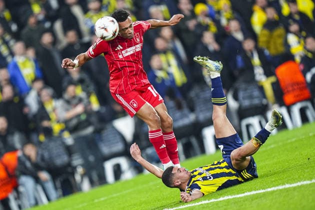 Fenerbahce v Nottingham Forest - UEFA Europa League ISTANBUL, TURKIYE - FEBRUARY 19: Dan Ndoye (14) of Nottingham Forest in action against Levent Mercan of Fenerbahce during first leg of the UEFA Europa League round of 16 play-off football match between Fenerbahce and Nottingham Forest at Chobani Stadium in Istanbul, Turkiye on February 19, 2026. Agit Erdi Ulukaya Anadolu Istanbul Turkey. Editorial use only. Please get in touch for any other usage.  Copyright: x2026xAnadoluxAgitxErdixUlukayax