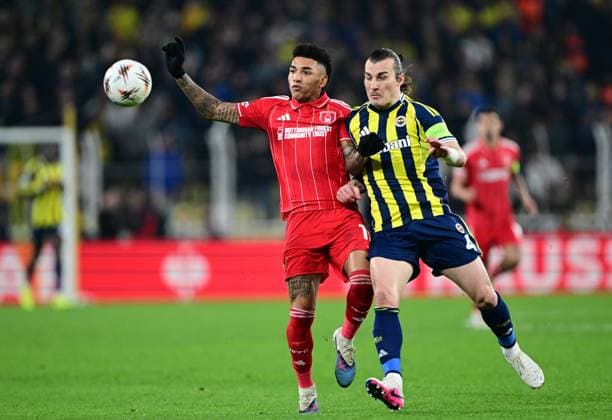 Fenerbahce v Nottingham Forest - UEFA Europa League ISTANBUL, TURKIYE - FEBRUARY 19: Igor jesus (L) of Nottingham Forest in action against Caglar Soyuncu (R) of Fenerbahce during first leg of the UEFA Europa League round of 16 play-off football match between Fenerbahce and Nottingham Forest at Chobani Stadium in Istanbul, Turkiye on February 19, 2026. Oguz Yeter Anadolu Istanbul Turkey. Editorial use only. Please get in touch for any other usage.  Copyright: x2026xAnadoluxOguzxYeterx
