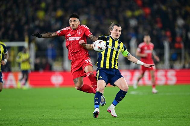 Fenerbahce v Nottingham Forest - UEFA Europa League ISTANBUL, TURKIYE - FEBRUARY 19: Igor jesus (L) of Nottingham Forest in action against Caglar Soyuncu (R) of Fenerbahce during first leg of the UEFA Europa League round of 16 play-off football match between Fenerbahce and Nottingham Forest at Chobani Stadium in Istanbul, Turkiye on February 19, 2026. Oguz Yeter Anadolu Istanbul Turkey. Editorial use only. Please get in touch for any other usage.  Copyright: x2026xAnadoluxOguzxYeterx