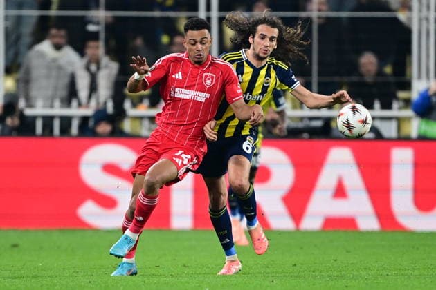 Fenerbahce v Nottingham Forest - UEFA Europa League ISTANBUL, TURKIYE - FEBRUARY 19: Dan Ndoye (14) of Nottingham Forest in action against Matteo Guendouzi (R) of Fenerbahce during first leg of the UEFA Europa League round of 16 play-off football match between Fenerbahce and Nottingham Forest at Chobani Stadium in Istanbul, Turkiye on February 19, 2026. Oguz Yeter Anadolu Istanbul Turkey. Editorial use only. Please get in touch for any other usage.  Copyright: x2026xAnadoluxOguzxYeterx