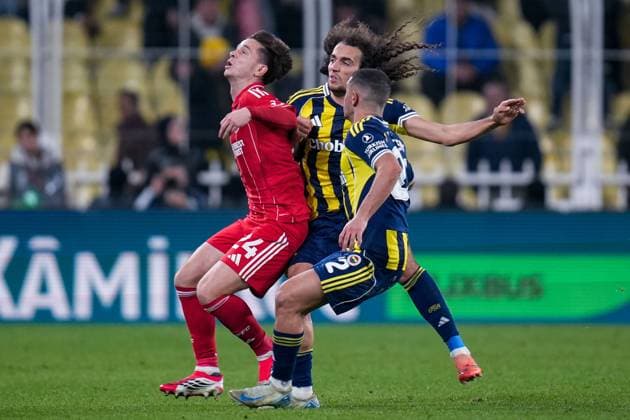 James McAtee of Nottingham Forest Football Club is fouled by Mattà o Guendouzi of Fenerbahce Fenerbache v Nottingham Forest, UEFA Europa League, Knockout Round Play Offs, First Leg, Football, Sukru Saracoglu Stadium, Istanbul, Turkiye - 19 Feb 2026Istanbul Sukru Saracoglu Stadium Turkey EDITORIAL USE ONLY No use with unauthorised audio, video, data, fixture lists, club league logos or live services. Online in-match use limited to 120 images, no video emulation. No use in betting, games or single club league player publications. Copyright: xRaddadxJebarah Shutterstockx 16674269du