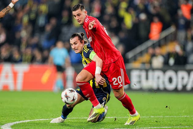 2026-02-19 Fenerbahce SK v Nottingham Forest FC - UEFA Europa League 2025 26 Knockout Play-off First Leg ISTANBUL, TURKEY - FEBRUARY 19: Caglar Soyuncu of Fenerbahce SK, Lorenzo Lucca of Nottingham Forest FC battle for the ball during the UEFA Europa League 2025 26 Knockout Play-off First Leg match between Fenerbahce SK and Nottingham Forest FC at Ulker Sukru Saracoglu Stadium on February 19, 2026 in Istanbul, Turkey. (Photo by BSR Agency) Istanbul Turkey Content not available for redistribution in The Netherlands directly or indirectly through any third parties. Copyright: xBSRxAgencyx