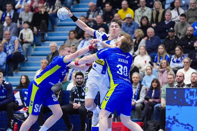 19 02 2026, xydrx, Handball, 1 HBL, VfL Gummersbach ThSV Eisenach, Schwalbe Arena Ellidi Vidarsson VfL Gummersbach 4 and Tom Kiesler VfL Gummersbach 30 in a duel against Oskar Joelsson ThSV Eisenach 3 Photo xYannisxDreimannxPressefotoKochx Nordrhein Westfahlen Germany
