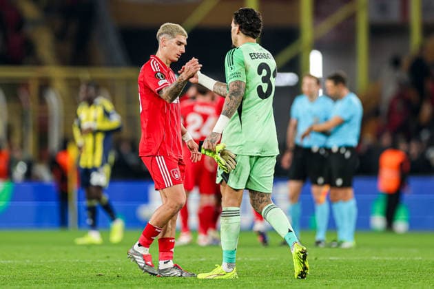 2026-02-19 Fenerbahce SK v Nottingham Forest FC - UEFA Europa League 2025 26 Knockout Play-off First Leg ISTANBUL, TURKEY - FEBRUARY 19: Nicolas Dominguez of Nottingham Forest FC, Ederson of Fenerbahce SK shake hands during the UEFA Europa League 2025 26 Knockout Play-off First Leg match between Fenerbahce SK and Nottingham Forest FC at Ulker Sukru Saracoglu Stadium on February 19, 2026 in Istanbul, Turkey. (Photo by BSR Agency) Istanbul Turkey Content not available for redistribution in The Netherlands directly or indirectly through any third parties. Copyright: xBSRxAgencyx
