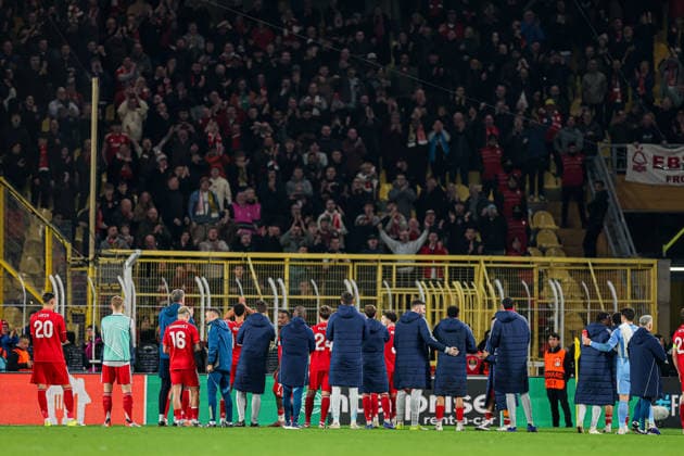 2026-02-19 Fenerbahce SK v Nottingham Forest FC - UEFA Europa League 2025 26 Knockout Play-off First Leg ISTANBUL, TURKEY - FEBRUARY 19: players of Nottingham Forest FC thank the fans during the UEFA Europa League 2025 26 Knockout Play-off First Leg match between Fenerbahce SK and Nottingham Forest FC at Ulker Sukru Saracoglu Stadium on February 19, 2026 in Istanbul, Turkey. (Photo by BSR Agency) Istanbul Turkey Content not available for redistribution in The Netherlands directly or indirectly through any third parties. Copyright: xBSRxAgencyx