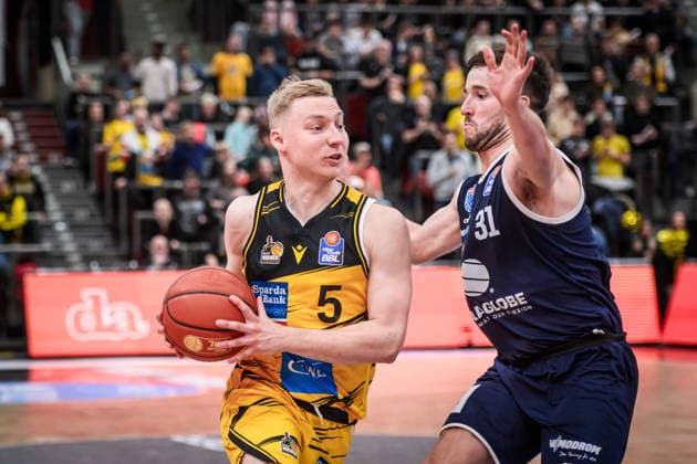Toms Skuja MHP RIESEN Ludwigsburg, 05 vs Spencer Reaves Syntainics MBC, 31 GER, MHP Riesen Ludwigsburg vs Syntainics MBC, Basketball Bundesliga, easycredit BBL, 21 Matchday, Season 2025 2026, 19 02 2026 GER, MHP Riesen Ludwigsburg vs Syntainics MBC, Basketball Bundesliga, easycredit BBL, 21 Matchday, Season 2025 2026, 19 02 2026 Ludwigsburg Copyright: xSandyxDinkelackerx EP_SDR