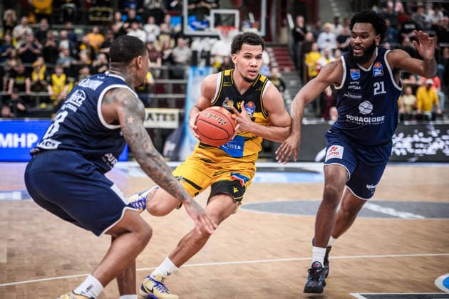 Brandon Tischler MHP RIESEN Ludwigsburg, 24 , center between Charles Callison Syntainics MBC, 23 , left and RJ Gunn Syntainics MBC, 21 , right GER, MHP Riesen Ludwigsburg vs Syntainics MBC, Basketball Bundesliga, easycredit BBL, Matchday 21, Season 2025 2026, 19 02 2026 GER, MHP Riesen Ludwigsburg vs Syntainics MBC, Basketball Bundesliga, easycredit BBL, Matchday 21, Season 2025 2026, 19 02 2026 Ludwigsburg Copyright: xSandyxDinkelackerx EP_SDR