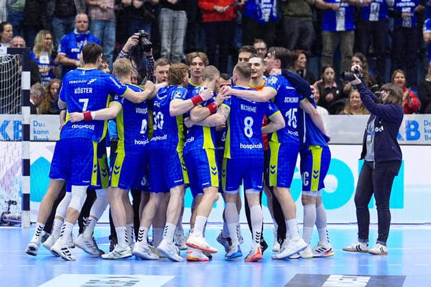 19 02 2026, xydrx, Handball, 1 HBL, VfL Gummersbach ThSV Eisenach, Schwalbe Arena Julian Koester VfL Gummersbach 7 Ellidi Vidarsson VfL Gummersbach 4 Tom Kiesler VfL Gummersbach 30 Lukas Blohme VfL Gummersbach 8 Miro Schluroff VfL Gummersbach 15 celebrate the victory Photo xYannisxDreimannxPressefotoKochx Nordrhein Westfahlen Germany