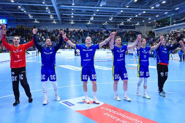 19 02 2026, xydrx, Handball, 1 HBL, VfL Gummersbach ThSV Eisenach, Schwalbe Arena Dominik Kuzmanovic VfL Gummersbach 1 Kentin Mahe VfL Gummersbach 22 Tilen Kodrin VfL Gummersbach 5 Kristjan Horzen VfL Gummersbach 27 Mathis Haeseler VfL Gummersbach 11 Bertram Obling VfL Gummersbach 16 celebrate the victory Photo xYannisxDreimannxPressefotoKochx Nordrhein Westfahlen Germany