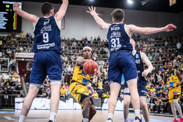 Stefan Smith MHP RIESEN Ludwigsburg, 03 plays ball between Kresimir Nikic Syntainics MBC, 09 and Spencer Reaves Syntainics MBC, 31 through GER, MHP Riesen Ludwigsburg vs Syntainics MBC, Basketball Bundesliga, easycredit BBL, 21 Matchday, Season 2025 2026, 19 02 2026 GER, MHP Riesen Ludwigsburg vs Syntainics MBC, Basketball Bundesliga, easycredit BBL, 21 Matchday, Season 2025 2026, 19 02 2026 Ludwigsburg Copyright: xSandyxDinkelackerx EP_SDR