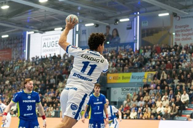 Scene with Gian Attenhofer 11, ThSV Eisenach throwing and Tom Kiesler 30 VfL Gummersbach in the background in the game between VfL Gummersbach and ThSV Eisenach on matchday 22 in the DAIKIN HBL Scene with Gian Attenhofer 11, ThSV Eisenach and Tom Kiesler 30 VfL Gummersbach Copyright: xFeyzullahxGökalp feyzofsportsx