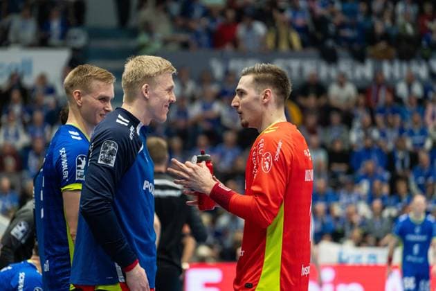 Scene with Bertram Obling 16 VfL Gummersbach and Dominik Kuzmanovi 1 VfL Gummersbach on the sidelines of the match between VfL Gummersbach and ThSV Eisenach on matchday 22 in the DAIKIN HBL Scene with Bertram Obling 16 VfL Gummersbach and Dominik Kuzmanovi 1 VfL Gummersbach Copyright: xFeyzullahxGökalp feyzofsportsx