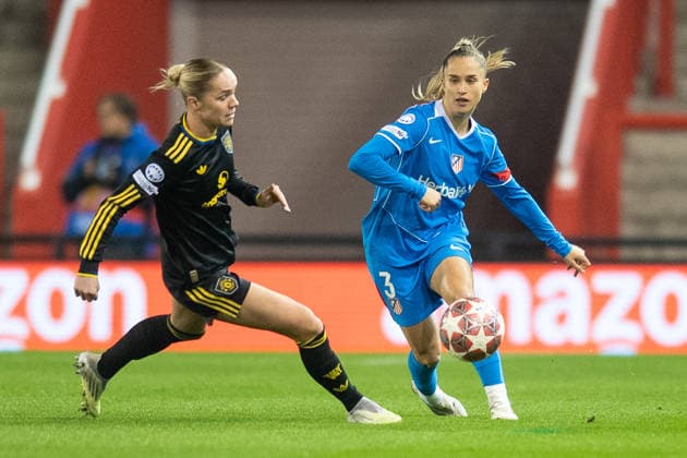 Manchester United, ManU Women v AtlÃ tico Madrid Femenino UEFA Womens Champions League Andrea Medina of AtlÃ tico Madrid Femenino with a pass ahead of Hanna Lundkvist of Manchester United Women during the UEFA Womens Champions League Round of 16 Second Leg match between Manchester United Women and AtlÃ tico Madrid Femenino at Leigh Sports Village, Leigh 19 02 2026 UK Newspapers OUT Copyright: xMattxWilkinsonx FIL-23015-0001