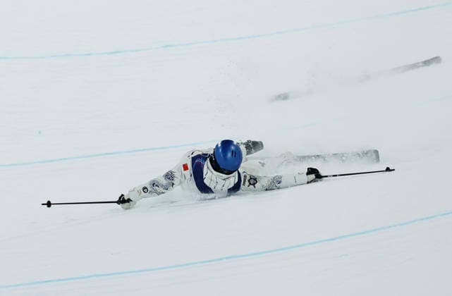 (260219) -- LIVIGNO, Feb. 19, 2026 -- Gu Ailing of China falls during the qualification of freestyle skiing women s freeski halfpipe at the Milan-Cortina 2026 Olympic Winter games, Winterspiele,Spiele, Summer games in Livigno, Italy, Feb. 19, 2026. ) (MICO2026)ITALY-LIVIGNO-OLYMPIC WINTER GAMES-FREESTYLE SKIING-WOMEN S FREESKI HALFPIPE-QUALIFICATION WangxPeng 
