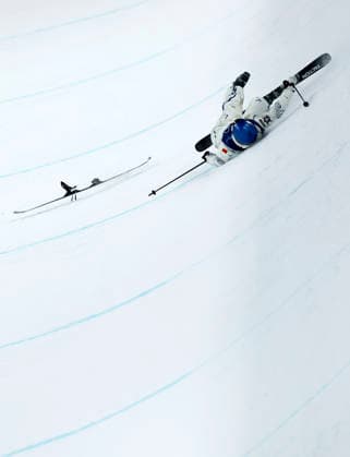 (260219) -- LIVIGNO, Feb. 19, 2026 -- Gu Ailing of China falls during the qualification of freestyle skiing women s freeski halfpipe at the Milan-Cortina 2026 Olympic Winter games, Winterspiele,Spiele, Summer games in Livigno, Italy, Feb. 19, 2026. ) (MICO2026)ITALY-LIVIGNO-OLYMPIC WINTER GAMES-FREESTYLE SKIING-WOMEN S FREESKI HALFPIPE-QUALIFICATION WangxPeng 