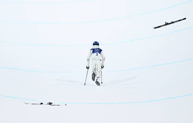 (260219) -- LIVIGNO, Feb. 19, 2026 -- Gu Ailing of China reacts after falling during the qualification of freestyle skiing women s freeski halfpipe at the Milan-Cortina 2026 Olympic Winter games, Winterspiele,Spiele, Summer games in Livigno, Italy, Feb. 19, 2026. ) (MICO2026)ITALY-LIVIGNO-OLYMPIC WINTER GAMES-FREESTYLE SKIING-WOMEN S FREESKI HALFPIPE-QUALIFICATION WuxHuiwo 