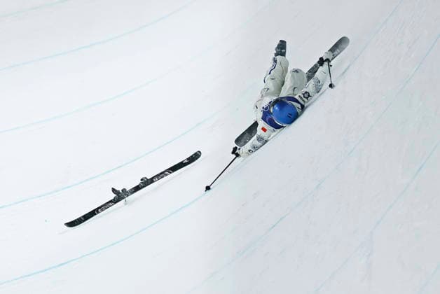 (260219) -- LIVIGNO, Feb. 19, 2026 -- Gu Ailing of China falls during the qualification of freestyle skiing women s freeski halfpipe at the Milan-Cortina 2026 Olympic Winter games, Winterspiele,Spiele, Summer games in Livigno, Italy, Feb. 19, 2026. ) (MICO2026)ITALY-LIVIGNO-OLYMPIC WINTER GAMES-FREESTYLE SKIING-WOMEN S FREESKI HALFPIPE-QUALIFICATION WangxPeng 