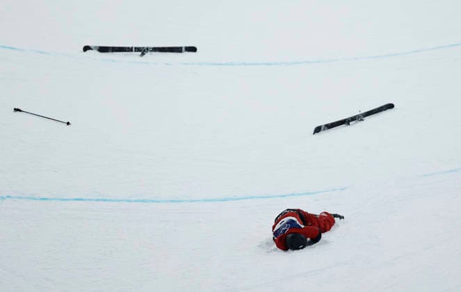 (260219) -- LIVIGNO, Feb. 19, 2026 -- Cassie Sharpe of Canada falls during the qualification of freestyle skiing women s freeski halfpipe at the Milan-Cortina 2026 Olympic Winter games, Winterspiele,Spiele, Summer games in Livigno, Italy, Feb. 19, 2026. ) (MICO2026)ITALY-LIVIGNO-OLYMPIC WINTER GAMES-FREESTYLE SKIING-WOMEN S FREESKI HALFPIPE-QUALIFICATION WangxPeng 