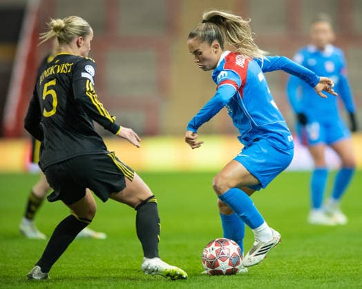 Manchester United, ManU Women v AtlÃ tico Madrid Femenino UEFA Womens Champions League Andrea Medina of AtlÃ tico Madrid Femenino (right) takes on Hanna Lundkvist of Manchester United Women during the UEFA Womens Champions League Round of 16 Second Leg match between Manchester United Women and AtlÃ tico Madrid Femenino at Leigh Sports Village, Leigh 19 02 2026 UK Newspapers OUT Copyright: xMattxWilkinsonx FIL-23015-0004
